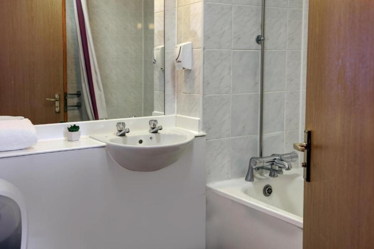Orchid Epsom; Sure Hotel Collection By Best Western 외부 사진